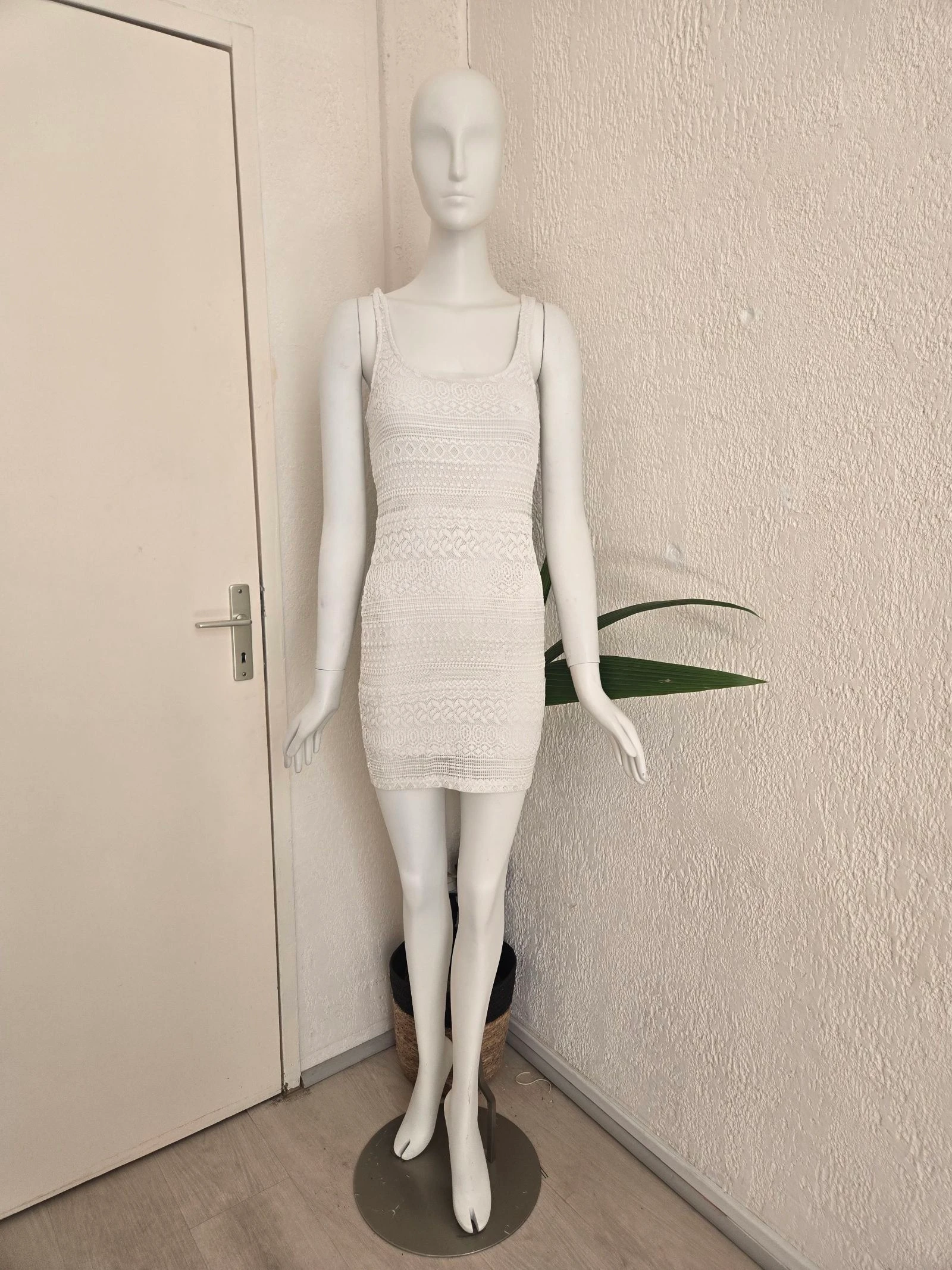 Robe Bershka blanche en dentelle – Bohème Chic – Taille M (convient S) – Été